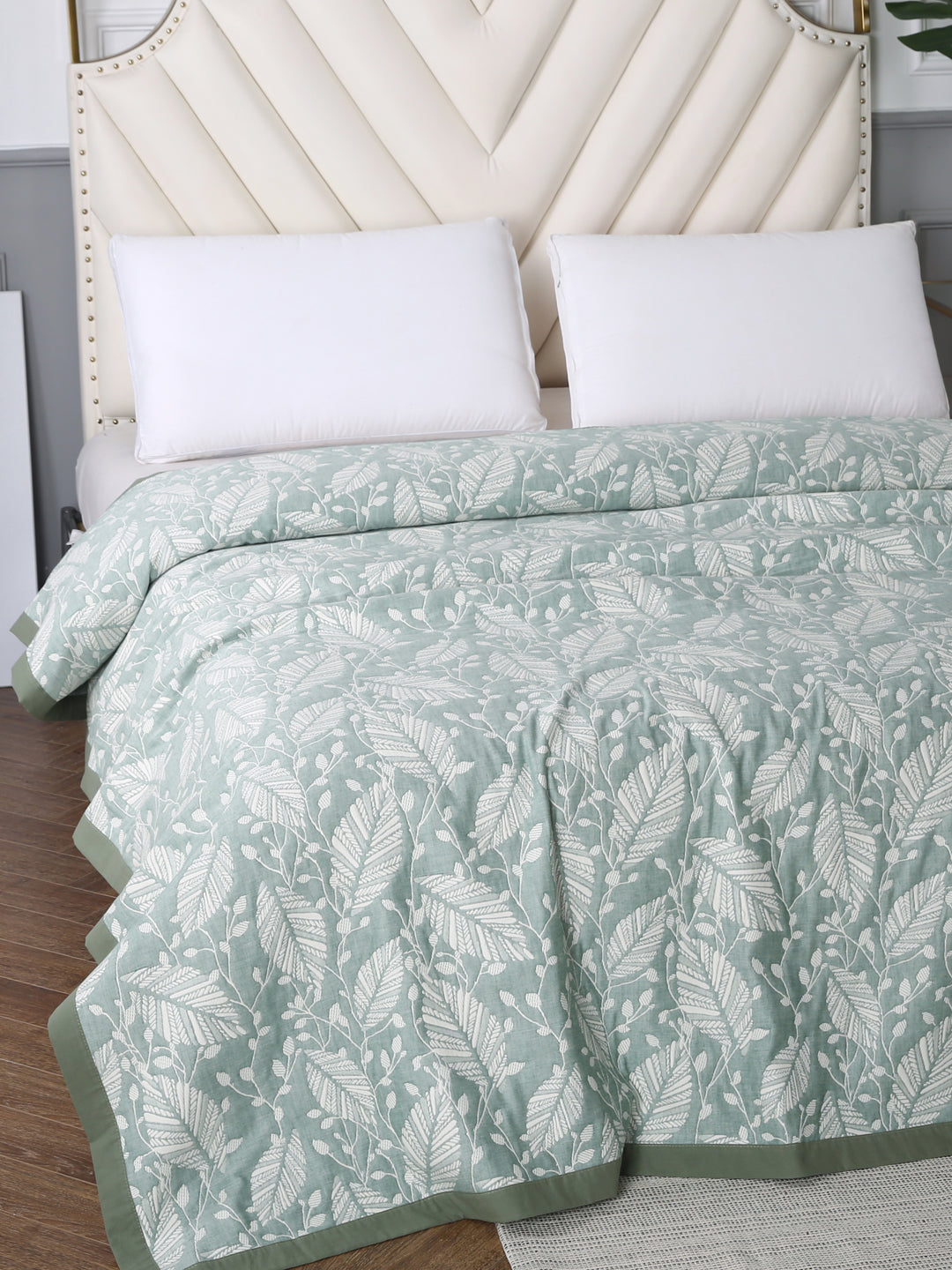 URBAN DREAM ABSTRACT LEAVES WEAVE GREEN AND WHITE BEDSPREAD