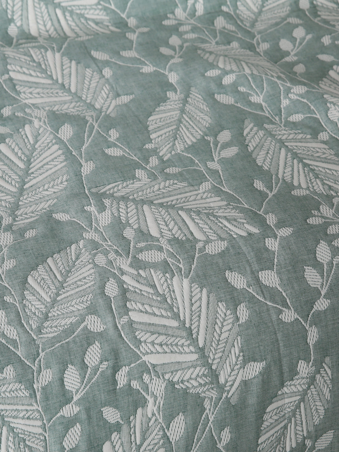 URBAN DREAM ABSTRACT LEAVES WEAVE GREEN AND WHITE BEDSPREAD