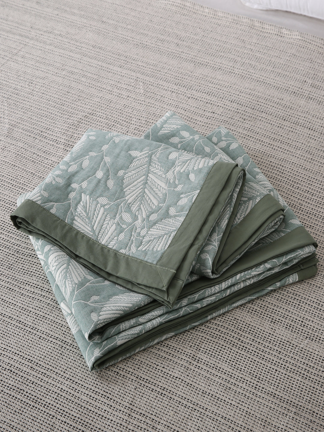URBAN DREAM ABSTRACT LEAVES WEAVE GREEN AND WHITE BEDSPREAD